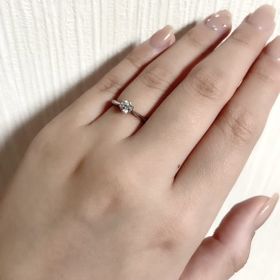 【銀座ダイヤモンドシライシの口コミ】 ソリティアタイプの高さのあるデザインが好みなので、デザインはセントグ…