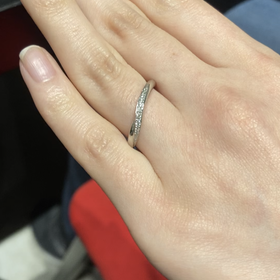 【銀座ダイヤモンドシライシの口コミ】 デザインがとても可愛い。つけ心地がとても良く、ずっとつけていられる感…