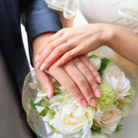 【MIKIMOTO(ミキモト)の口コミ】 ダイヤが3粒で目立ちすぎず上品に輝いていたのが一番の決め手です。このデ…