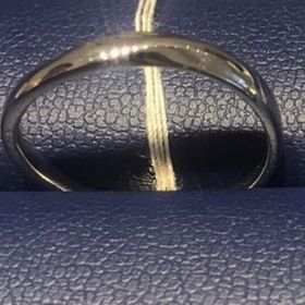 【銀座ダイヤモンドシライシの口コミ】 複数の指輪を拝見しましたが、指輪の輝きと少しウェーブがかかったデザイ…