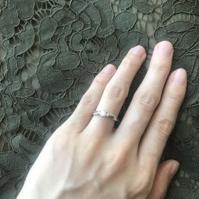 【STAR JEWELRY(スタージュエリー)の口コミ】 ストレートタイプですが、ダイヤモンドの流星が指に沿うようなウェーブの…