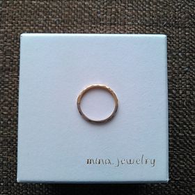 【mina.jewelry(ミナジュエリー)の口コミ】 結婚指輪らしくないデザインの指輪が他のブランドではなかったため、こち…