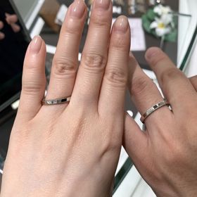 【ORECCHIO(オレッキオ)の口コミ】 上下にミル打ちが入っており、真ん中に横中の四角いエメラルドカットのダ…