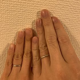 【4℃ BRIDAL(ヨンドシーブライダル)の口コミ】 ダイヤモンドもついていないとてもシンプルな指輪ですが表面が少しウェー…