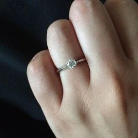 【エクセルコダイヤモンド(EXELCO DIAMOND)の口コミ】 シンプルなデザインのエンゲージリングですが、その分ダイヤモンドの輝き…