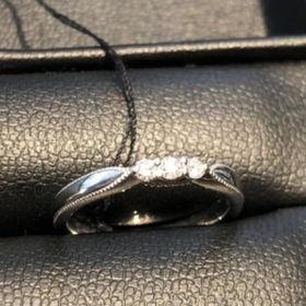 【エクセルコダイヤモンド(EXELCO DIAMOND)の口コミ】 ３つ並んだダイヤモンドが可愛い印象で目にとまりました。
指輪の素材はプ…