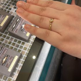 【PAVEO CHOCOLAT(パヴェオショコラ)の口コミ】 あまり他で見ないデザインで目に入ったため試着しました。イエローゴール…