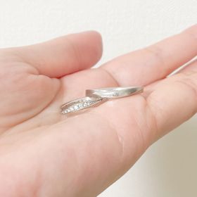 【STAR JEWELRY(スタージュエリー)の口コミ】 ウェーブが可愛いので決めました。
シンプルなものが結婚指輪というイメー…