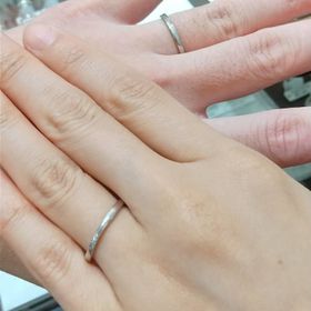 【アンジェリックフォセッテ(Angelique Fossette)の口コミ】 セットで14万円程度のペアマリッジリングだったかと思います。シンプルで…