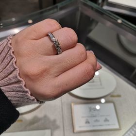 【ショーメ(CHAUMET)の口コミ】 かなり華やかなデザインでした。
リング部分のダイヤも華奢ではなく一つ一…