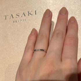 【TASAKI(タサキ)の口コミ】 オーソドックスなデザインの結婚指輪ですが、3石のダイヤモンドの輝きがと…