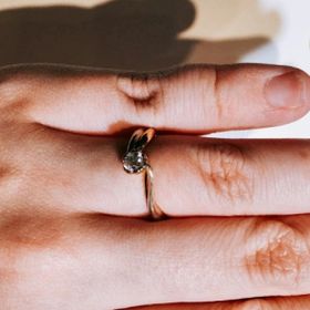 【杢目金屋(もくめがねや)の口コミ】 花をイメージしたリングで可愛らしく色合いに関しても肌の馴染みが良いの…