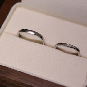 【TANZO.(鍛造指輪)の口コミ】 婚約指輪と違いずっとつけるものなので
シンプルなものが良いと思いデザイ…