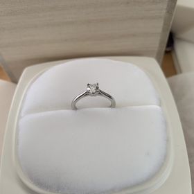 【俄(にわか)の口コミ】 一粒ダイヤが付いているシンプルなデザインを探していました。
リングがと…