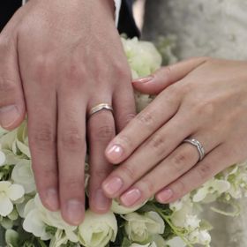 【AHKAH(アーカー)の口コミ】 婚約指輪のティアラリングと重ねてつけたかったので、ぴったり重なるクラ…