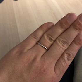 【銀座ダイヤモンドシライシの口コミ】 デザインがシャープで納得の指輪でした。その上装着感も良く普段使ってい…