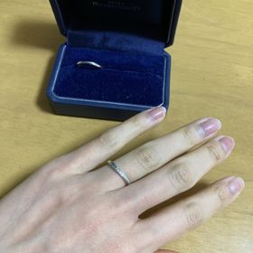 【銀座ダイヤモンドシライシの口コミ】 二人とも細い指だったので、リングも細めのタイプが合うとの事で色々試着…