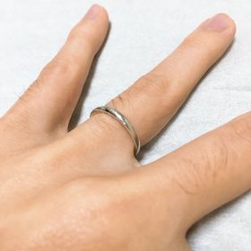 【LUCIE(ルシエ)の口コミ】 シンプルながらもリングにカーブがあり、オシャレなデザインとなっていま…