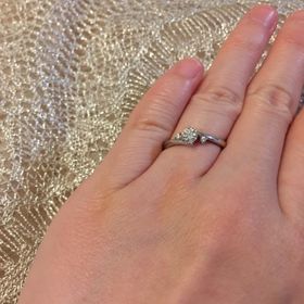 【MIKIMOTO(ミキモト)の口コミ】 デザインが気に入りました。真ん中のダイヤの横に小さいダイヤが付いてい…