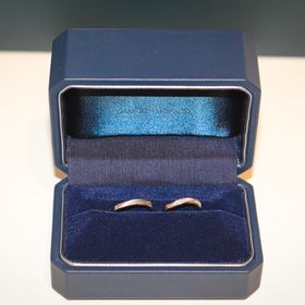 【銀座ダイヤモンドシライシの口コミ】 初めはシンプルなもので探していましたが、実際に付けてみるとウェーブの…