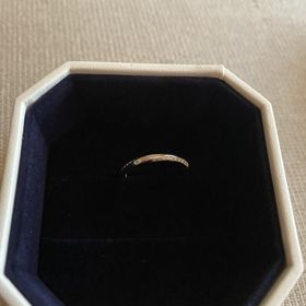 【4℃ BRIDAL(ヨンドシーブライダル)の口コミ】 ウェーブのデザインと、ダイヤの位置が良かったです。
両面にダイヤが散り…