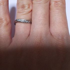 【Something Blue(サムシングブルー)の口コミ】 2つの指輪を並べるとハートの形に見えるよう作られた形状と、ヨーロッパに…