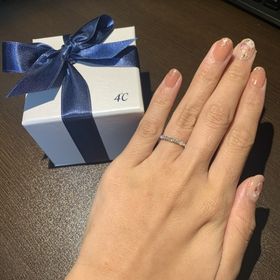 【4℃ BRIDAL(ヨンドシーブライダル)の口コミ】 婚約指輪として、また普段から身につけられるようにとハーフエタニティリ…