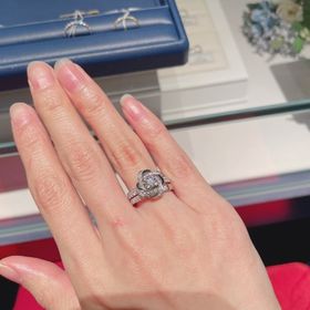 【ブシュロン(BOUCHERON)の口コミ】 芍薬の花をモチーフにしたデザインで、
数年前から婚約指輪はこれと決めて…