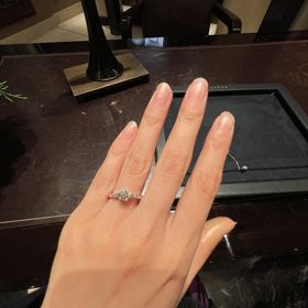 【グラフ(GRAFF)の口コミ】 メインのダイヤの左右に台形のダイヤが
ついているデザインです。
一粒ダ…