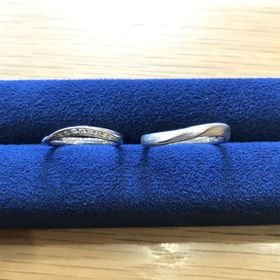 【PORTADA(ポルターダ)の口コミ】 いろいろな指輪を試着していくうち、この指輪のシンプルな、ねじれのデザ…