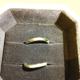 【4℃ BRIDAL(ヨンドシーブライダル)の口コミ】 婚約指輪も4℃のお店で購入したので、それに似合う結婚指輪という観点で探…