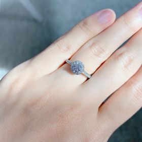 【ラザール ダイヤモンド(LAZARE DIAMOND)の口コミ】 長年付けていれるように華やかなデザインのものを探していたところ、リン…