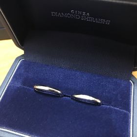 【銀座ダイヤモンドシライシの口コミ】 シンプルで華奢なデザインが気に入りました。
メレダイヤが5つも入ってい…
