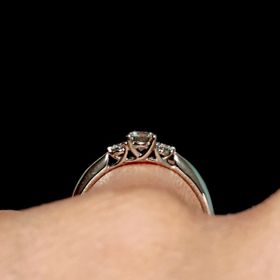 【ラザール ダイヤモンド(LAZARE DIAMOND)の口コミ】 ダイヤモンドが側面からも見えるデザインが気に入りました。ダイヤを支え…