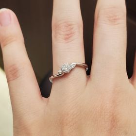 【CHARMY(チャーミー)の口コミ】 初めて指輪を見に行って、ウェーブデザインや、サイドにもダイヤがあるデ…