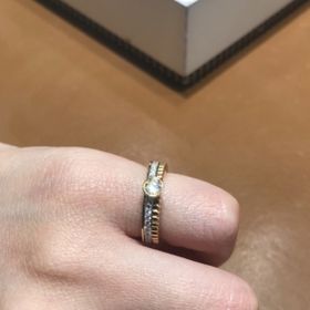 【ブシュロン(BOUCHERON)の口コミ】 １粒ダイヤ以外のデザインを探していて、イエローゴールドとホワイトゴー…