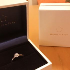 【HOSHI no SUNA 星の砂(ほしのすな)の口コミ】 大きなダイヤモンドが付いていて王道の婚約指輪のデザインにも関わらず、…