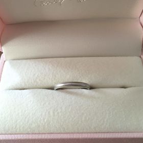 【Petit Marie(プチマリエ)の口コミ】 夫婦共に、指が太いので、細身のデザインの指輪を考えていました。シンプ…
