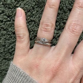 【銀座ダイヤモンドシライシの口コミ】 選んでいくうちにリングの細い指輪を紹介していただき、手が小さいので、…