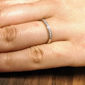 【GALA JEWELRY(ガラジュエリー)の口コミ】 綺麗な輝きのハーフエタニティリングであり、予算の範囲内であったのが決…