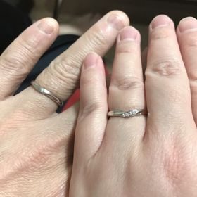 【銀座ダイヤモンドシライシの口コミ】 指輪のデザインは指が細く見えるVラインタイプです。試着した時に、夫婦と…