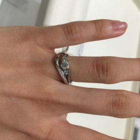 【festaria bijou SOPHIA(フェスタリア ビジュソフィア)の口コミ】 マリッジリングはカーブの角度が急ですがそれがエンゲージリングに上手い…