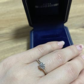 【銀座ダイヤモンドシライシの口コミ】 シンプルだけどデザイン性もあり、指が綺麗に見えるところが気に入ってい…