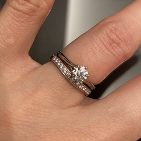 【ラザール ダイヤモンド【取扱店販売】の口コミ】 緩くV字になっているので、シンプルな婚約指輪指輪との相性がとてもよかっ…