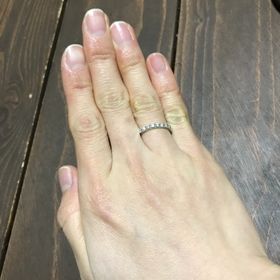 【festaria bijou SOPHIA(フェスタリア ビジュソフィア)の口コミ】 指輪のデザインはプラチナ素材で、シンプルなダイヤモンドがグルリと散り…