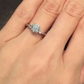 【グラフ(GRAFF)の口コミ】 センターストーンの横にペアシェイプのサイドストーンがついているデザイ…