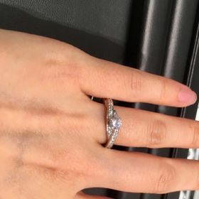 【ラザール ダイヤモンド(LAZARE DIAMOND)の口コミ】 ボリューミーでゴージャスな印象のあるリングであり、立体的なダイヤモン…