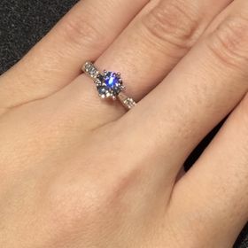 【TASAKI(タサキ)の口コミ】 センターストーンに向かってサイドが細くなっているのでセンターストーン…