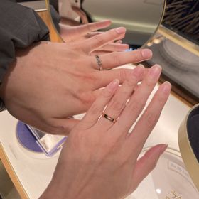 【ショーメ(CHAUMET)の口コミ】 メンズには2種類のリング幅があり、試着しているものは細めのタイプです。…
