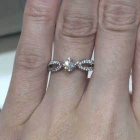 【ブシュロン(BOUCHERON)の口コミ】 元々はピヴォワンヌ（芍薬モチーフ）の試着をしに伺いましたが、こちらも…